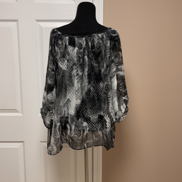 Express Oversized Snake Skin Pattern Blouse - Picture 4 of 6